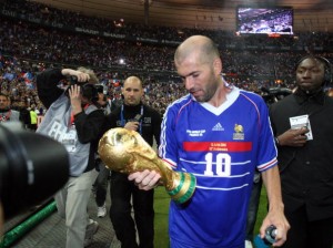 French player Zinedine Zidane (C), holdi