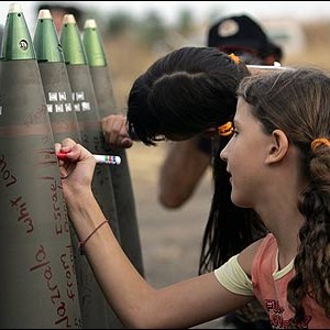 Η φρίκη του πολέμου : Μικρά κοριτσάκια γράφουν πάνω σε ρουκέτες '' Από το Ισραήλ με αγάπη''