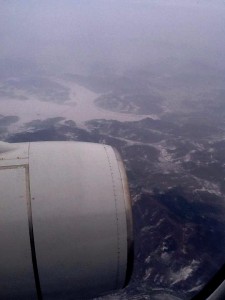 Το τελευταίο σύνορο: Το αεροπλάνο της Air Koryo διασχίζει τον ποταμό Yalu που χωρίζει την Κίνα από τη Βόρεια Κορέα. "Welcome to our Fatherland"