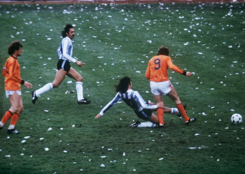 Mario Kempes (on the ground) scores 1:0 for Argentina. Argentina's national football team won the 1978 FIFA World Cup final 3:1 against the Netherlands on June 25th at home.