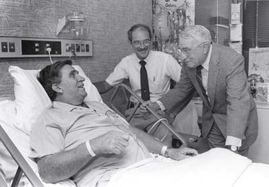Ο Ράνταλ Τσάμπιον στο νοσοκομείο μετά τη δεύτερη ηλεκτροπληξία. Δίπλα του είναι ο σωτήρας του, Τζέι Ντι Τόμσον.