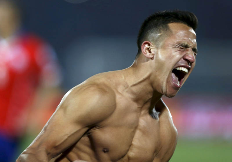 Chile's Alexis Sanchez celebrates after scoring the winning penalty kick in their Copa America 2015 final soccer match against Argentina at the National Stadium in Santiago, Chile, July 4, 2015. REUTERS/Marcos Brindicci      TPX IMAGES OF THE DAY           TPX IMAGES OF THE DAY