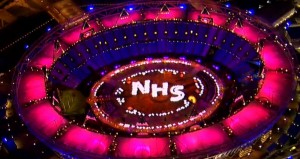 Το tribute στο NHS κατά τη διάρκεια της τελετής έναρξης των Ολυμπιακών Αγώνων στο Λονδίνο το 2012