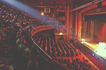 θεατρικές παραστάσεις