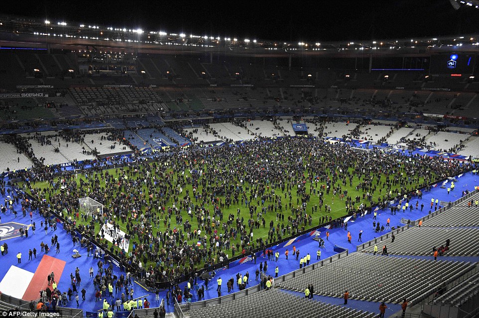 2e6ccef000000578-3317836-france_and_germany_supporters_gather_together_on_the_pitch_at_th-a-3_1447526204516