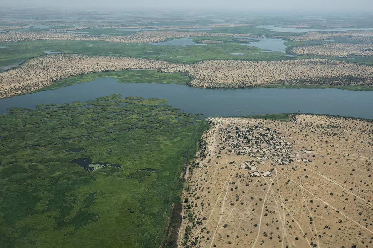 Озеро в африке 4. Камерун озеро Чад. Чад река шари. Чад Озерная котловина. Озеро Чад в Африке.