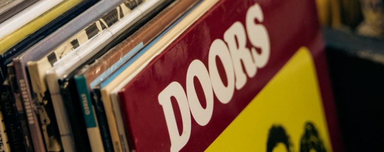 το Discobole άνοιξε τις πύλες του το 1983 και αμέσως έγινε σημείο αναφοράς για τη μουσική στην Αθήνα, και όχι μόνο!